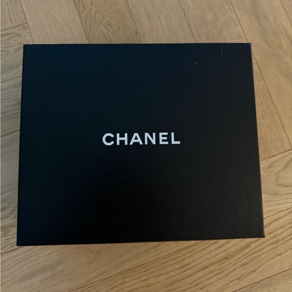 CHANEL Black and White Lace-Up Boots - Picture 4 of 10